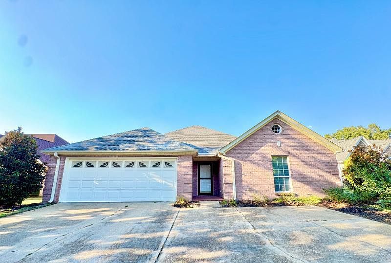 1st image of 140 Cherry Hill Dr