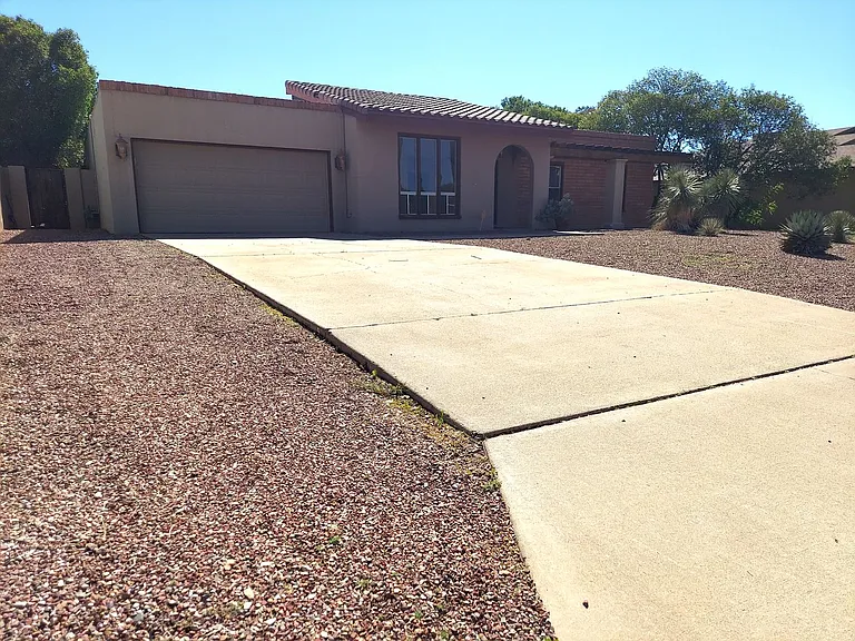 2604 Inverrary Dr — Photo 3