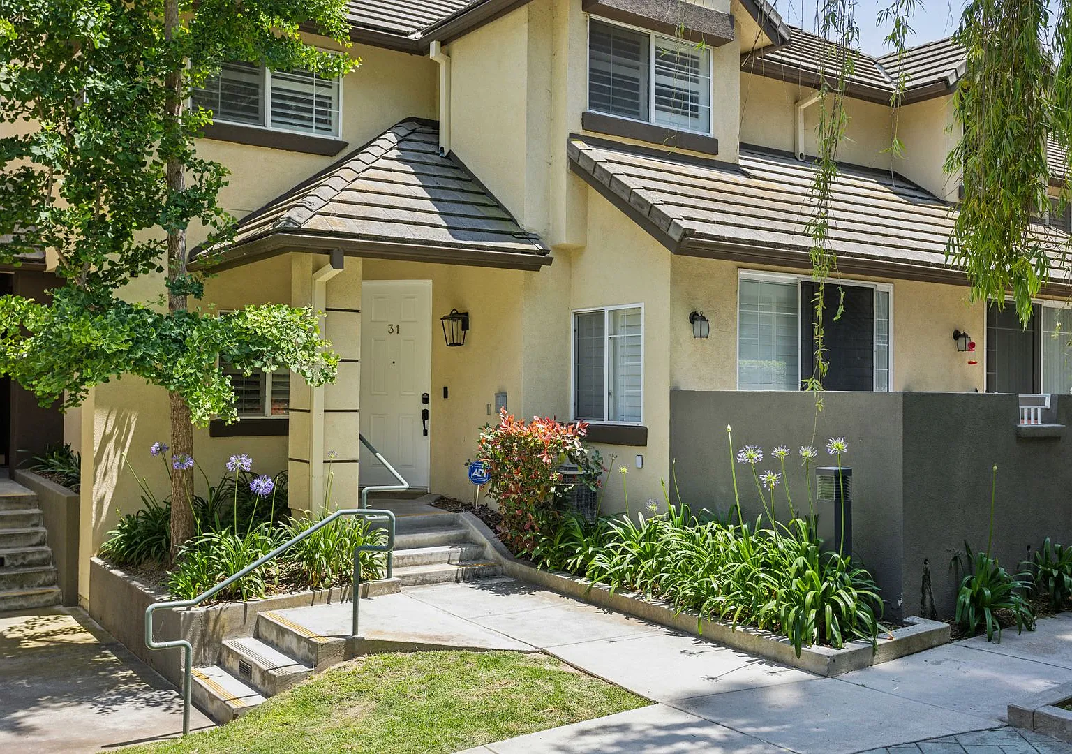 Modern 3BD/3BA Gated Townhome in Baldwin Hills with 2-Car Garage — Photo 1