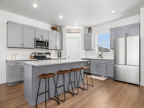 3rd image of 714 E Garden Dr