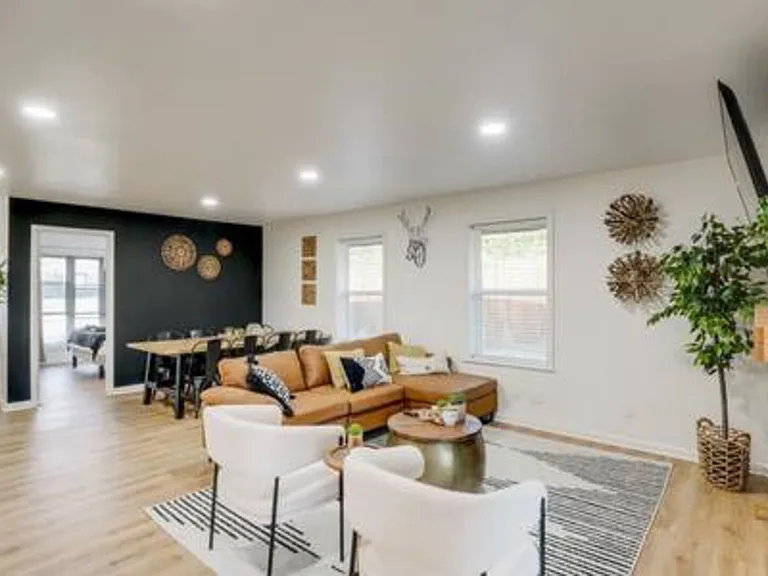 Darvany Dr — Photo 18