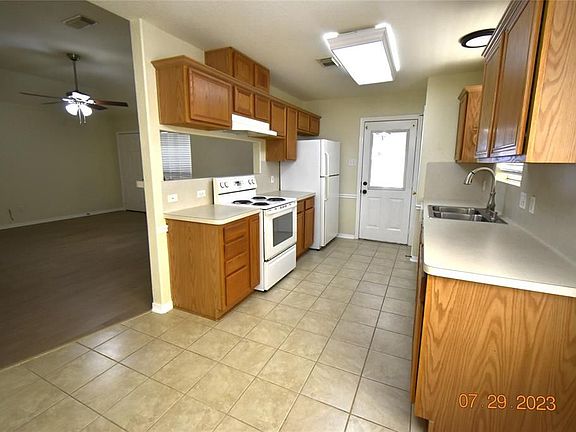 5th image of 2612 33rd Ave N