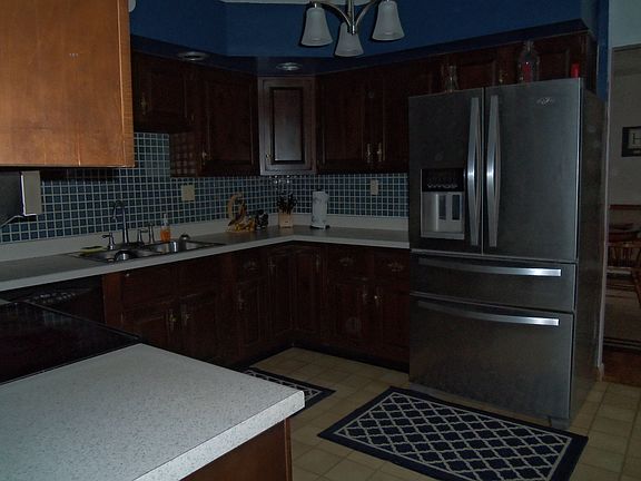 2nd image of 819 E Adams St