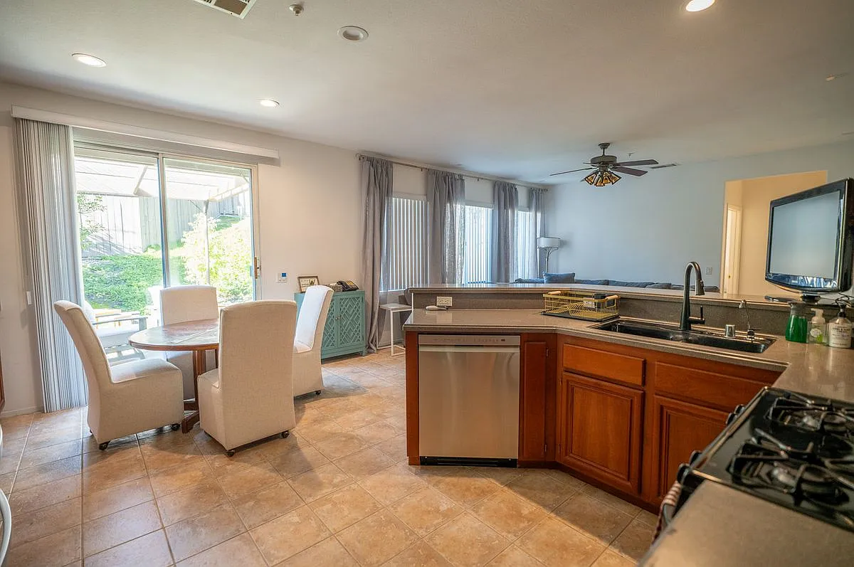 5 bed, 4.0 bath, 2394 sqft, $4,500 — Photo 4