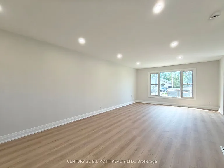 698 Burton Dr — Photo 3