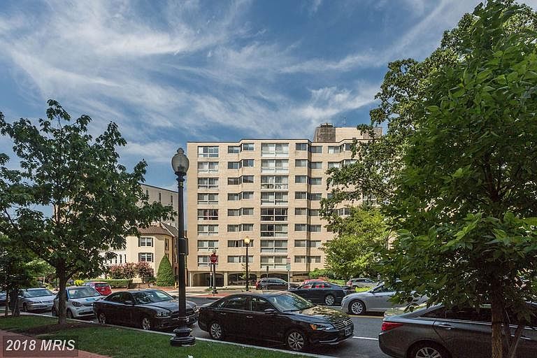 Great Location steps from GW/Foggy Bottom Metro