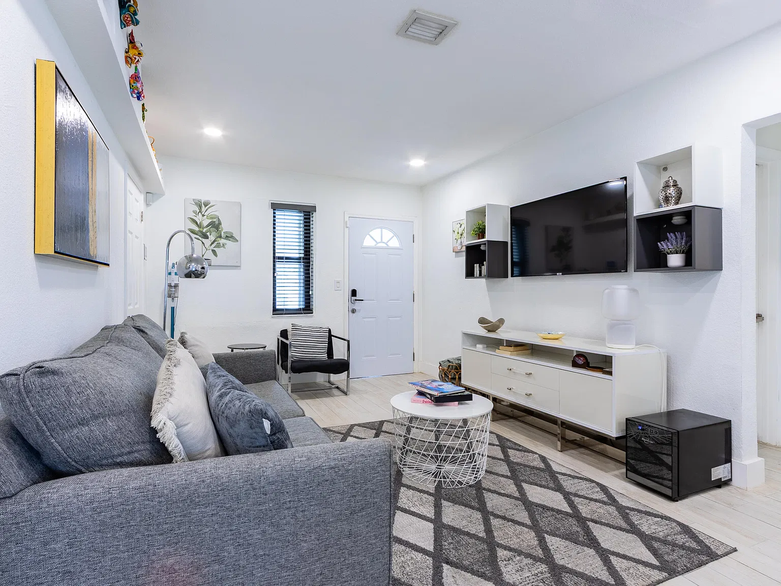 3 bed, 2.0 bath, 979 sqft, $5,500 — Photo 3