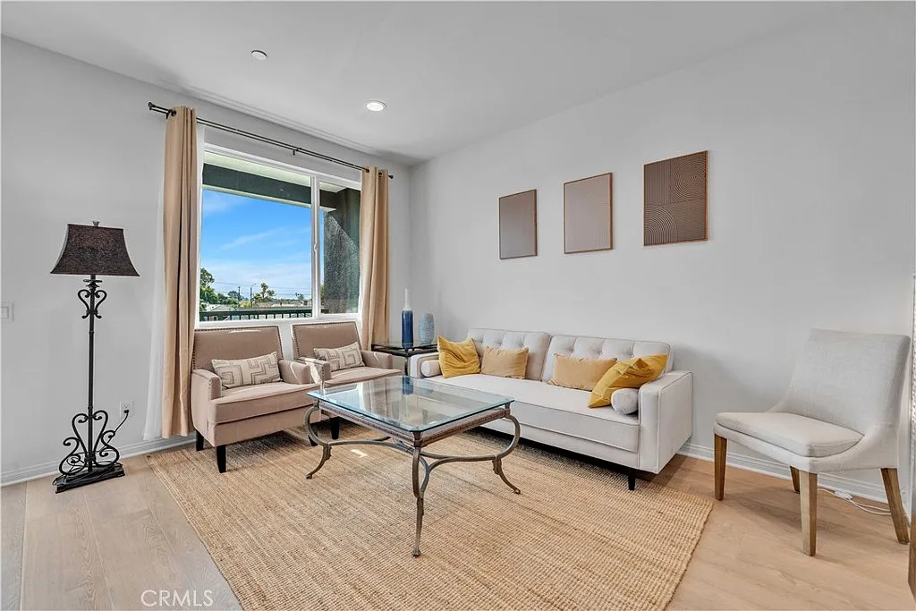 3 bed, 1420 sqft, $5,500 — Photo 1