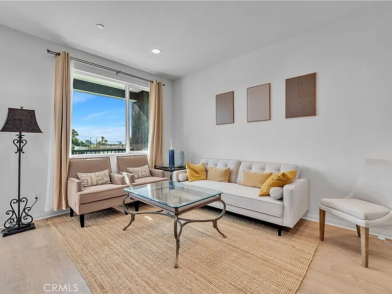 527 W Victor Ave — Photo 1