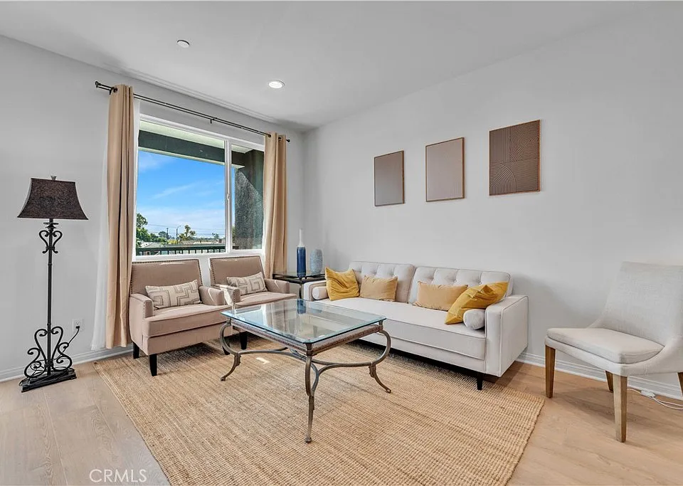 527 W Victor Ave