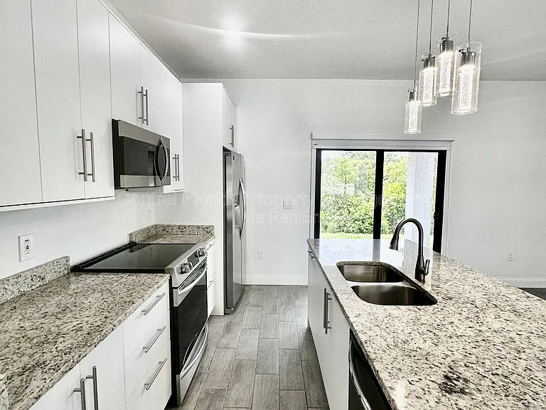 774 W 9th St — Photo 7