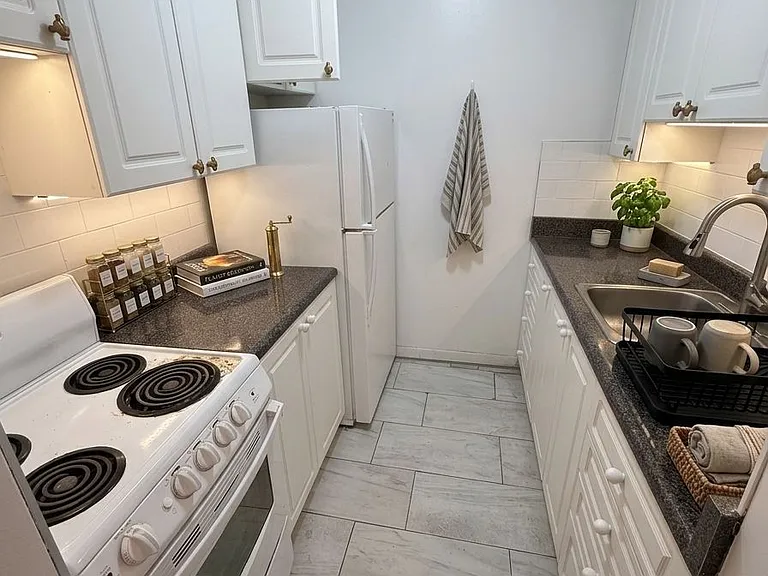 88 Wellesley St E #608 — Photo 3