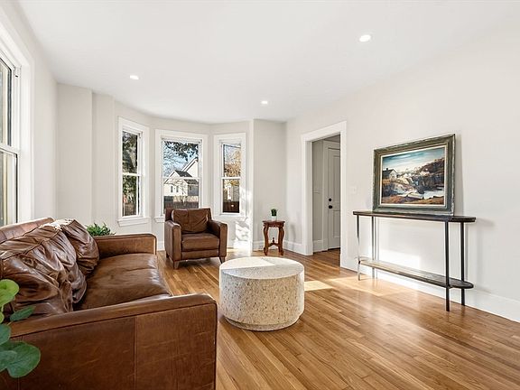 4th image of 18 Balcomb St