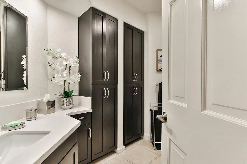 2 bed, 2.5 bath, 1841 sqft, $6,700 — Photo 3