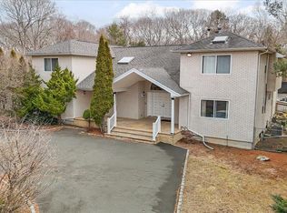 24 Wisteria Dr, Remsenburg, NY 11960