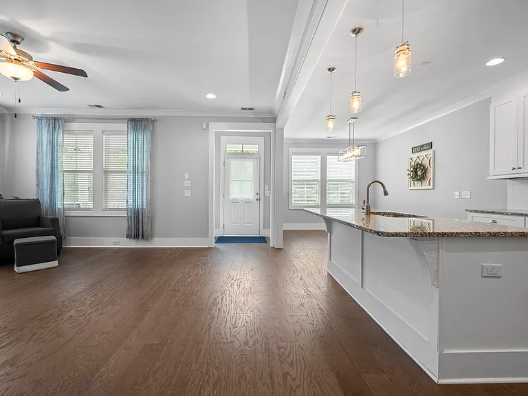 414 Hamlet Cir — Photo 9