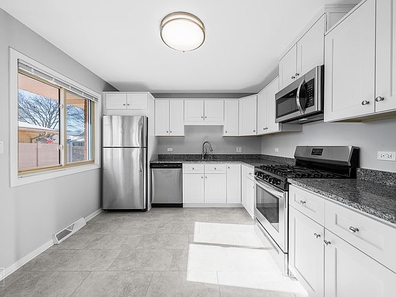 5th image of 521 Berkshire Ln