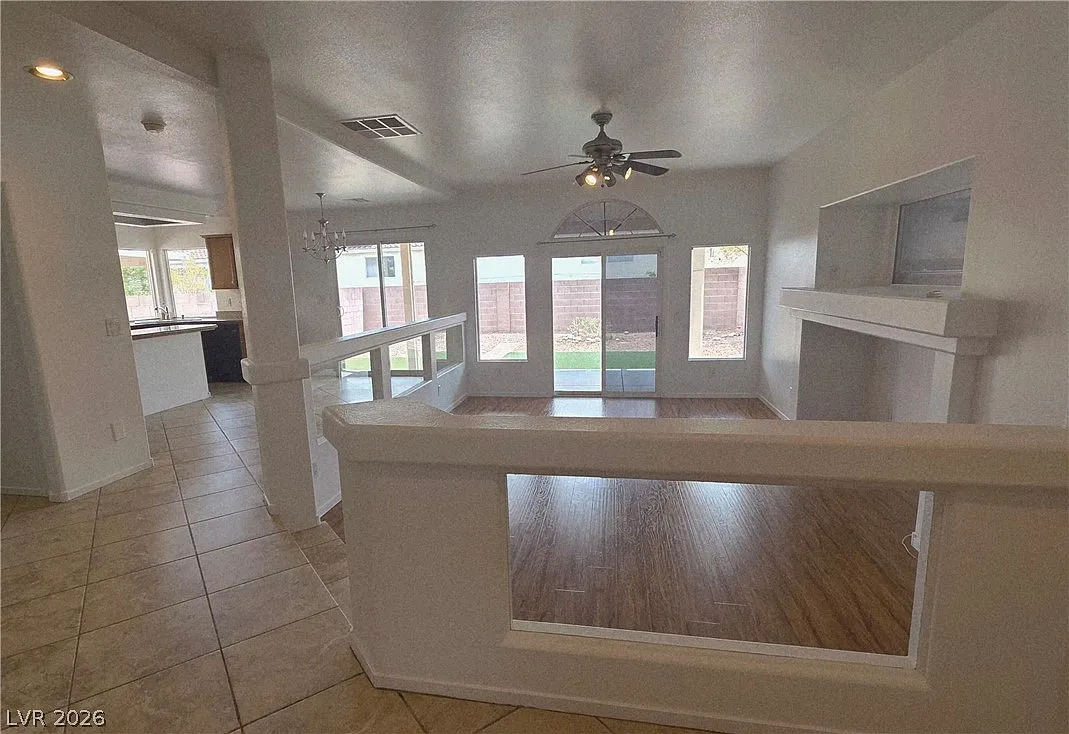 4 bed, 2.5 bath, 1972 sqft, $2,200 — Photo 2