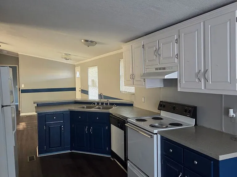 1131 Straight St — Photo 3