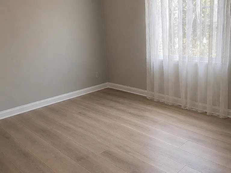 2438 Gramercy Ave — Photo 9