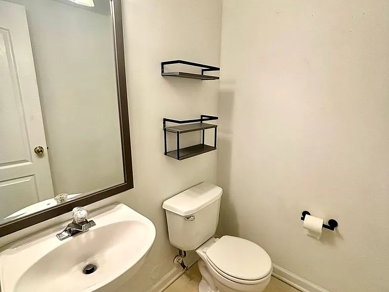 2307 Charing Cross Rd — Photo 11