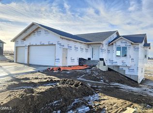 818 Cobblestone Loop SW, Mandan, ND 58554