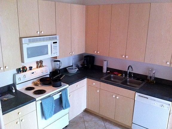 Huge Open, Well-Lit Kitchen