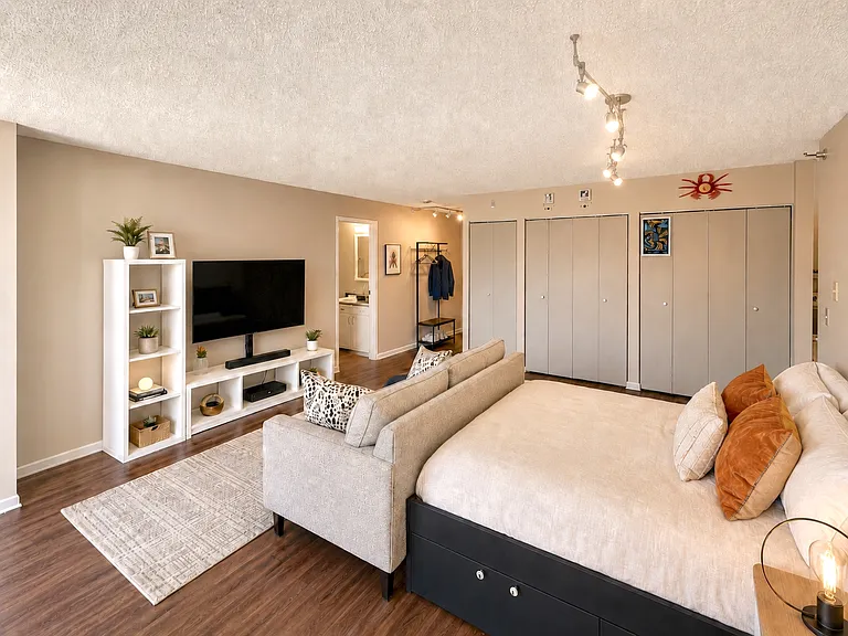 33 W Delaware Pl #15E — Photo 6