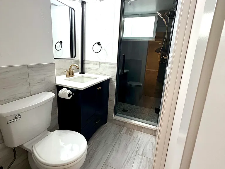 370 King St #B — Photo 8