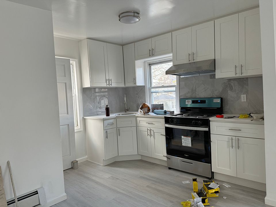 1st image of 190 Burbank Ave #3