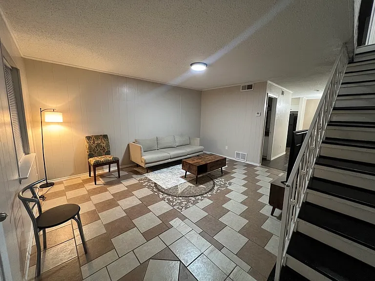 2500 Hollandale Cir #B — Photo 15