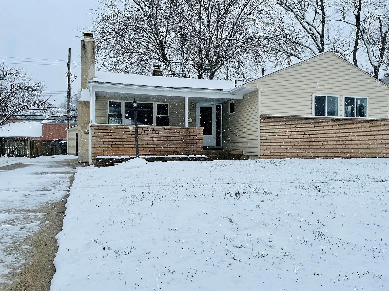 1443 Coburg Rd photo 1
