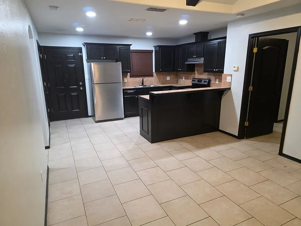 909 E Daffodil Ave #D