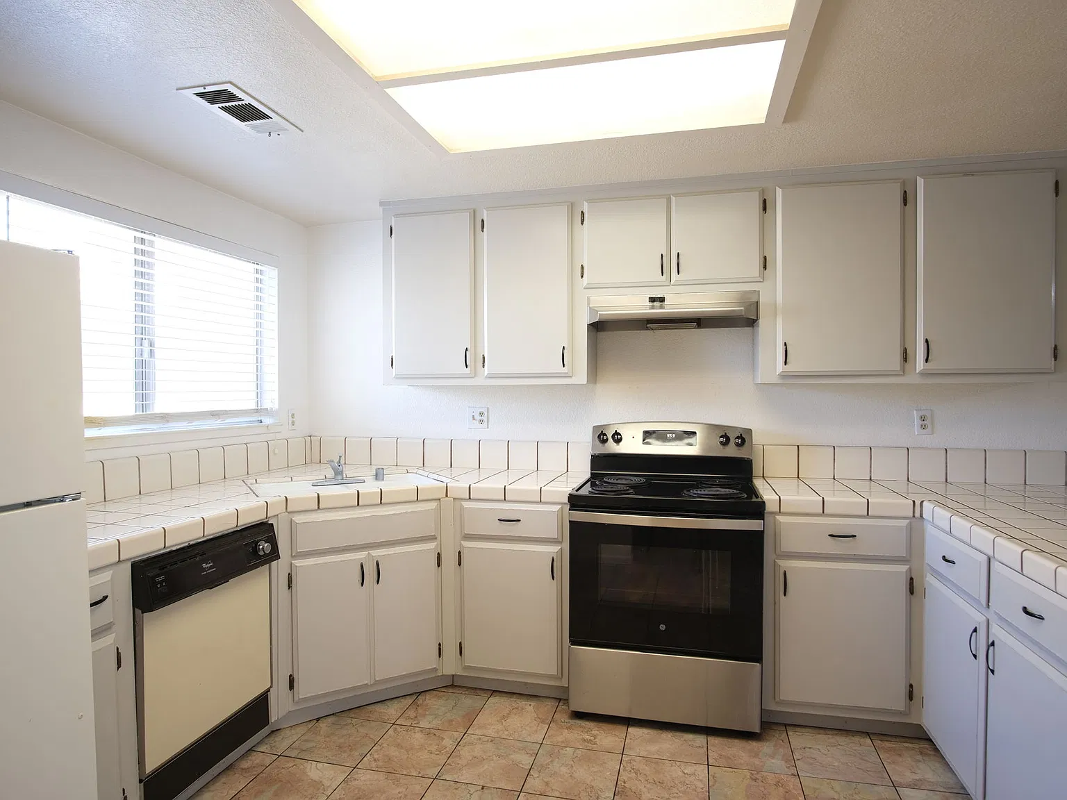 2 bed, 2.5 bath, 1368 sqft, $1,850 — Photo 3