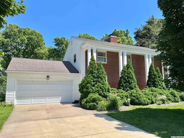 131 Lakeview Dr, Mason City, IA 50401