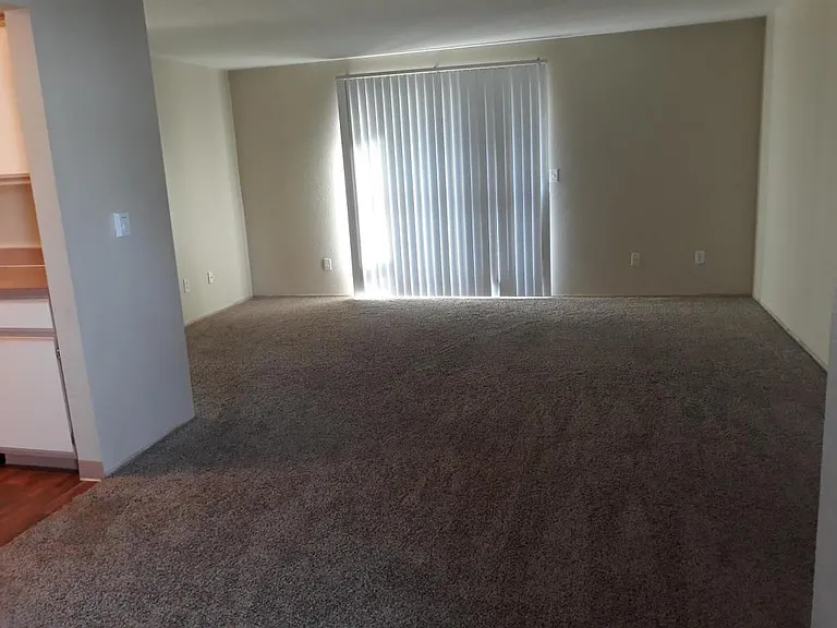 274 SE Kingwood Ave — Photo 3