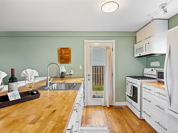 5th image of 689 Ross Beach Rd