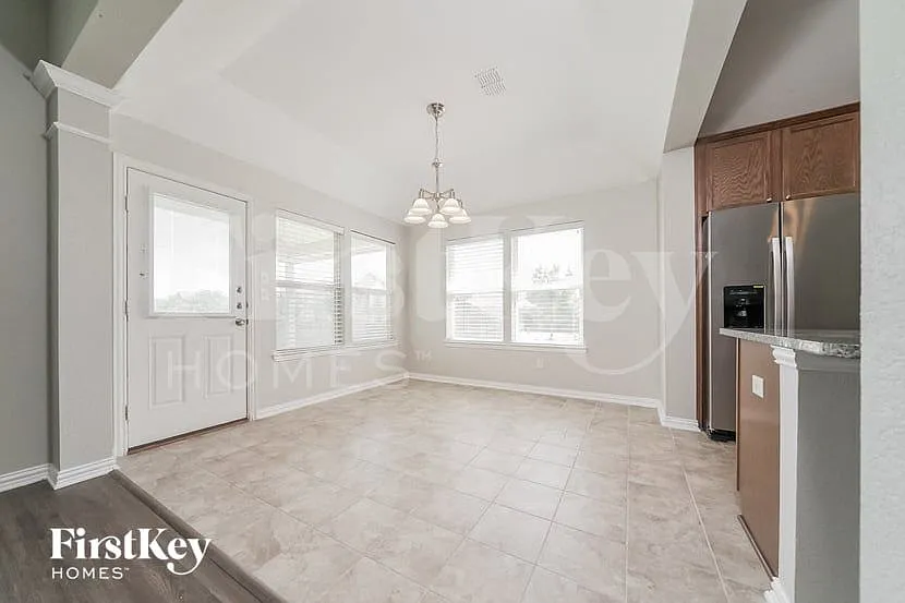 3 bed, 2.0 bath, 1661 sqft, $1,905 — Photo 4
