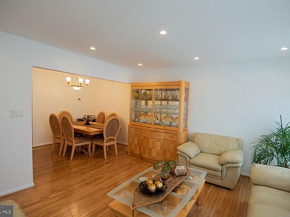 3rd image of 3010 Hickory Grove Ct