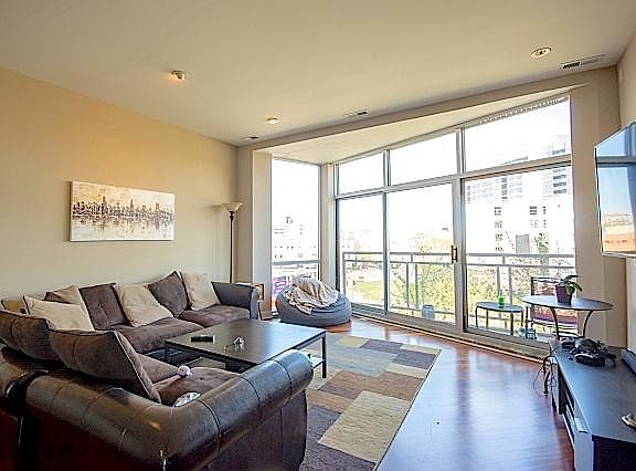 2nd image of 916 W Hubbard St #304