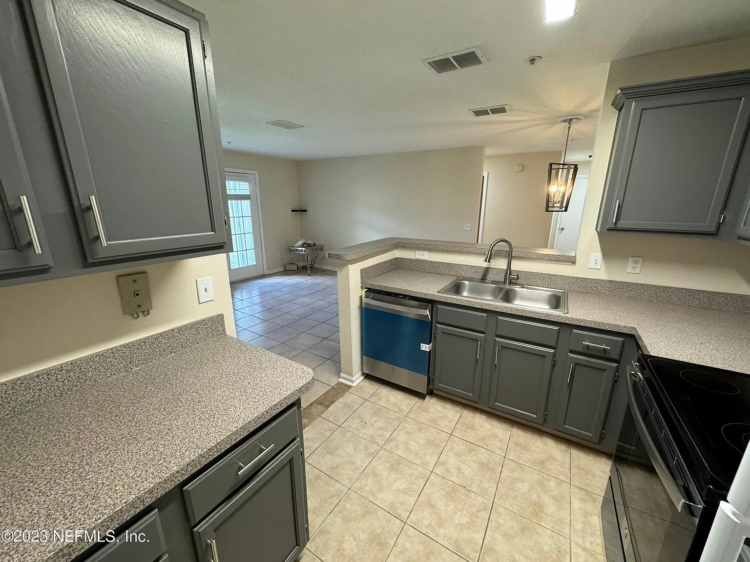 2 bed, 1100 sqft, $1,375 — Photo 4
