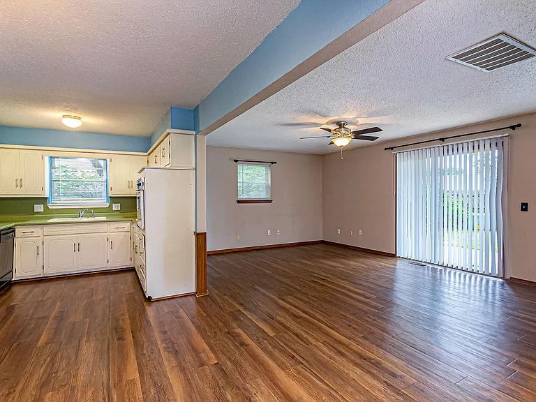 1105 Ridgeway Dr — Photo 4