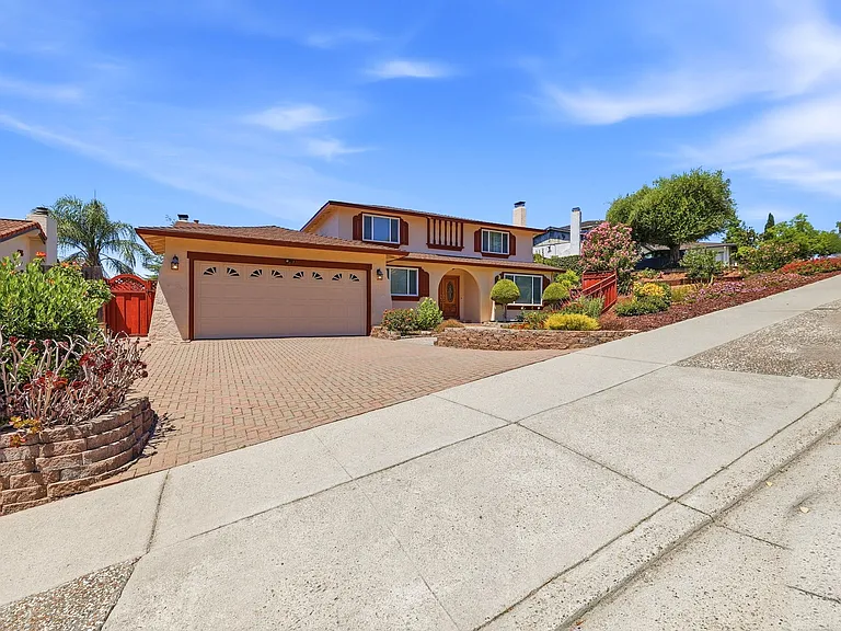 181 Piazza Way — Photo 2