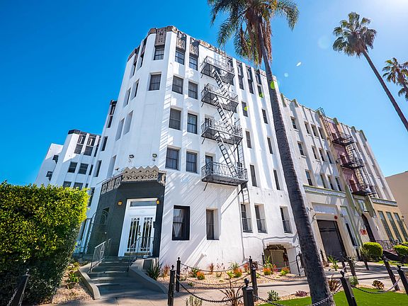 3rd image of 808 S Hobart Blvd APT 209