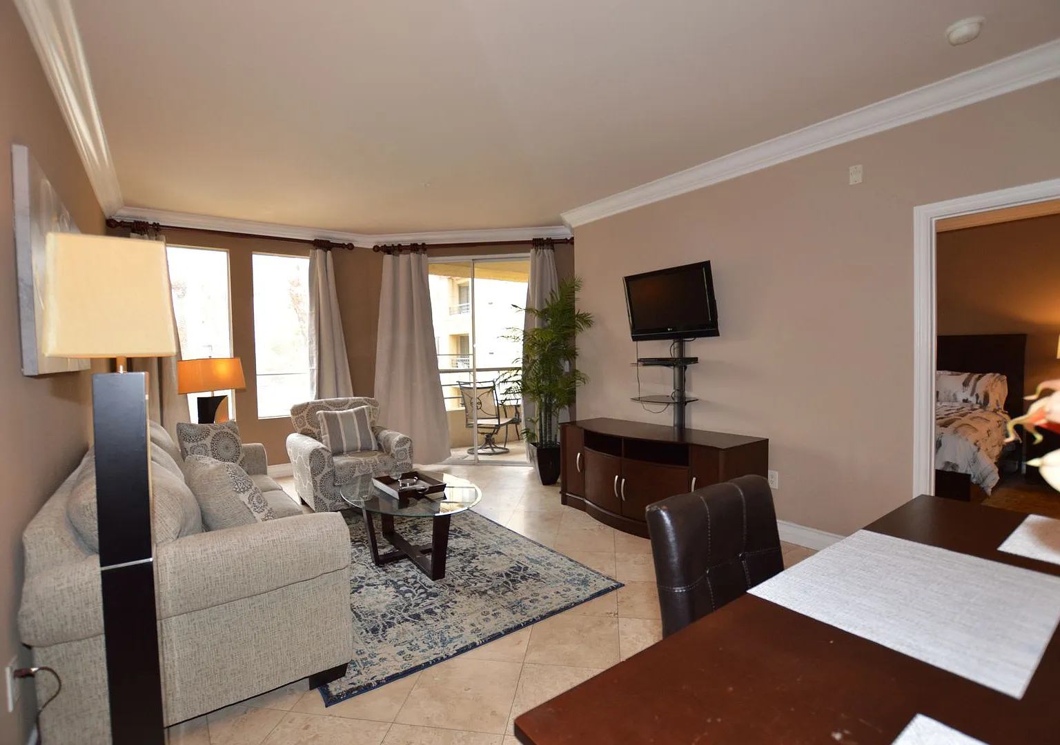 Meridian Fully Furnished Condo with Pool view. — Photo 3