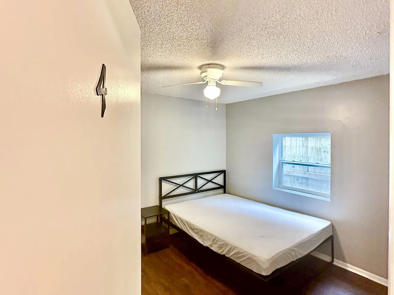 4 bed, 1.0 bath, 1034 sqft, $949 — Photo 2