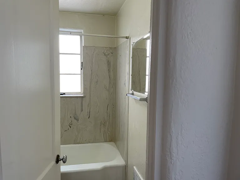 Charming & Totally Updated 1 Bedroom Apartment Downtown — Photo 11