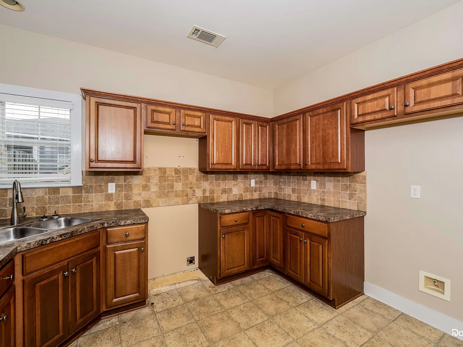 3 bed, 2.5 bath, 2010 sqft, $2,035 — Photo 2