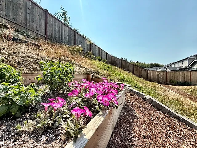 740 SE Nordmann Loop — Photo 43