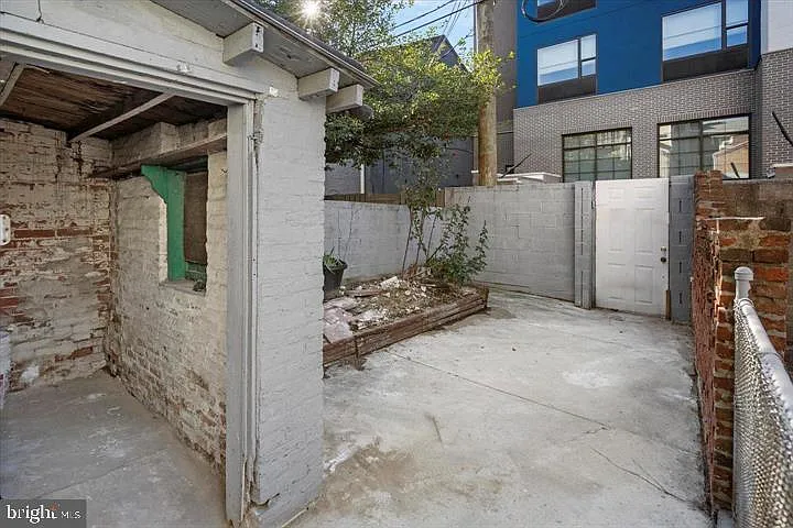 424 S Eden St — Photo 32